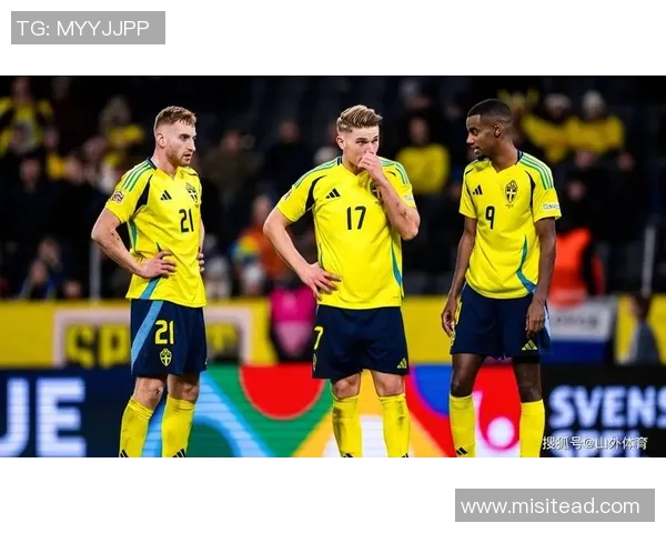 足球球星在赛场鼓掌庆祝瞬间展现激情与团队精神的完美融合